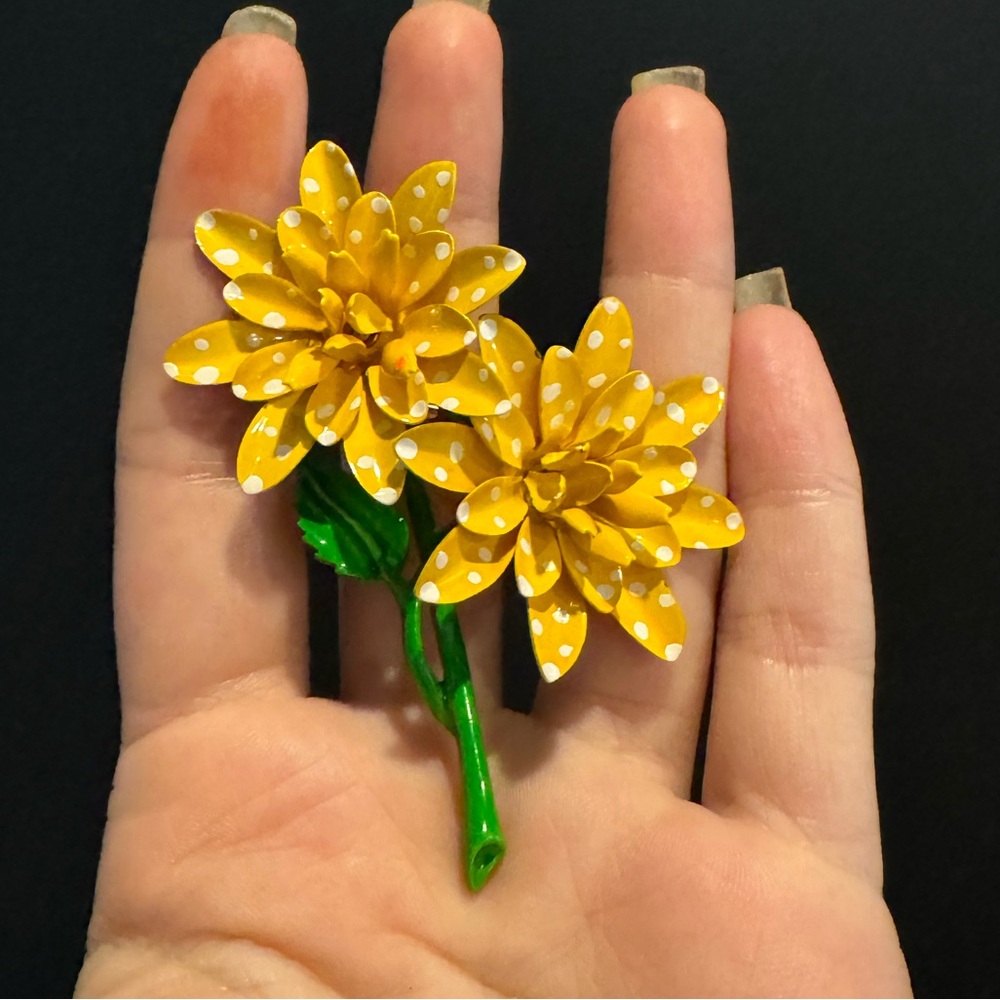 Vintage 60s Oversized Yellow and White Flowers Brooch